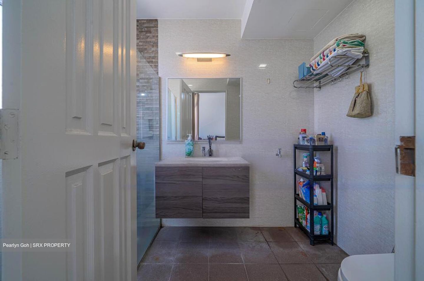 Flora Road (D17), Terrace #460375081